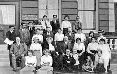 Residents-of-the-Gildersleeves-Boarding-Establishment-Robertson-Terrace.-c1920